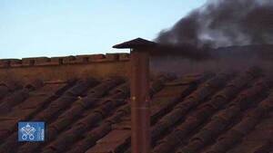 Por ahora, todo negro… La chimenea del Vaticano anunció que seguimos sin papa hasta nuevo aviso