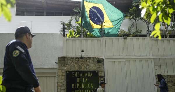 La Nación / Opositores venezolanos salen de su refugio en la embajada argentina, ¿qué se sabe?