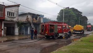Enorme incendio consumió la planta alta de una vivienda