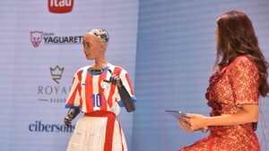 Cámara de maquila presentó a Sophia, la robot humanoide