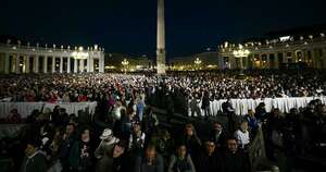 La Nación / Cónclave: primera fumata atrajo a 50.000 personas en el Vaticano