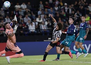 Versus / Libertad quiere dar el salto hacia los Octavos de Final