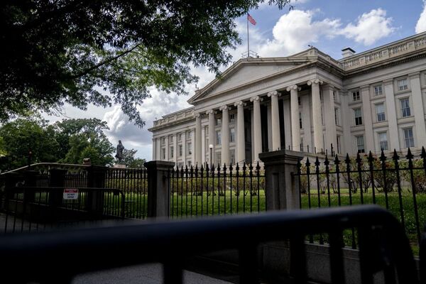La Fed mantiene las tasas pese a la presi贸n y alerta del impacto de la incertidumbre