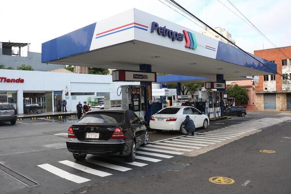 “Podría causar perjuicio irreparable”: Sala Constitucional suspende efectos de normativa sobre asignación de combustibles  - El Observador