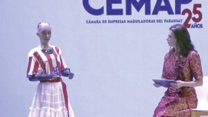 “Maitei”, saludó Sophia, la robot humanoide vestida con la Albirró
