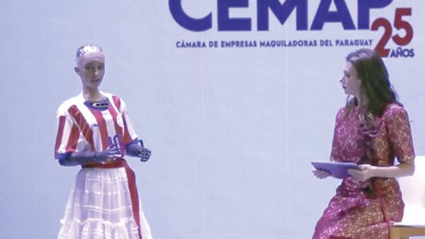 “Maitei”, saludó Sophia, la robot humanoide vestida con la Albirró