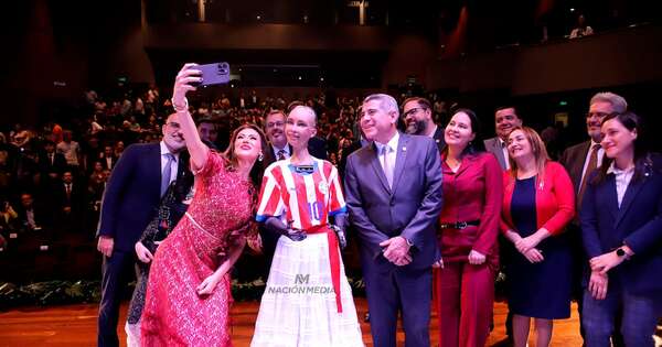 Diario HOY | Sophia, la robot humanoide, ya está de visita en Paraguay