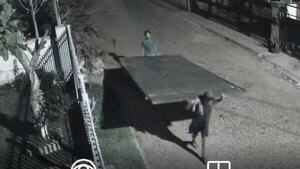Robaron un portón y fueron detenidos en Luque