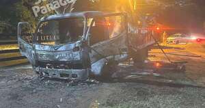 Diario HOY | Camión distribuidor de lácteos sufre incendio en Areguá
