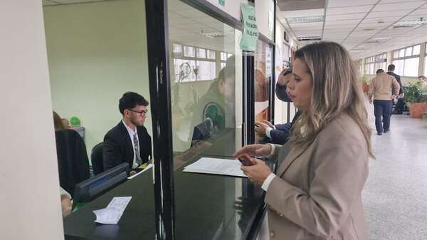 Ex senadora repudia a la Corte por rifar combustible, blindar Itaipú y dejar que el cartismo lleve el país en “carretilla” - Política - ABC Color