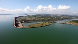 Itaipú apuesta por la innovación con planta solar flotante en su embalse | Locales | 5Días