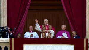 En sus primeras palabras, el papa León XIV hizo un llamado a la paz y la unidad - trece