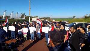 Pobladores de Fortuna Guazu cerraron ruta para pedir camino de todo tiempo - Nacionales - ABC Color