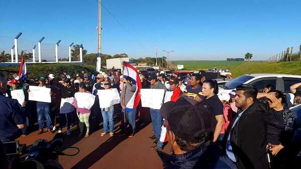 Pobladores de Fortuna Guazu cerraron ruta para pedir camino de todo tiempo - Nacionales - ABC Color