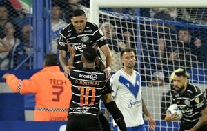 Versus / Olimpia rescata un punto de esperanza ante Vélez