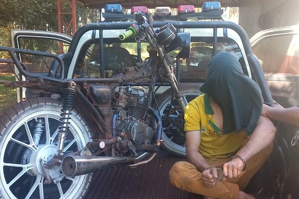 Cae menor con partes de moto robada