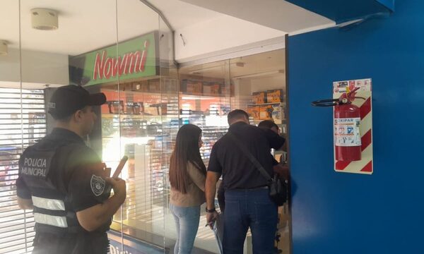 Cierran comercios sin habilitación en Ciudad del Este