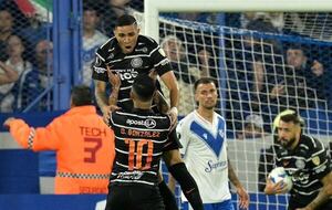 Vélez 1-Olimpia 1: Atropellada del Expreso no alcanzó - Olimpia - ABC Color