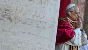El papa León XIV entra en la Capilla Sixtina para la primera misa de su pontificado