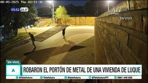 Así robaron un enorme portón de metal de una casa en Luque