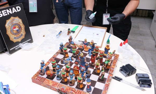 Senad frustra envío de cocaína camuflada en piezas de ajedrez artesanal con destino a Alemania - OviedoPress
