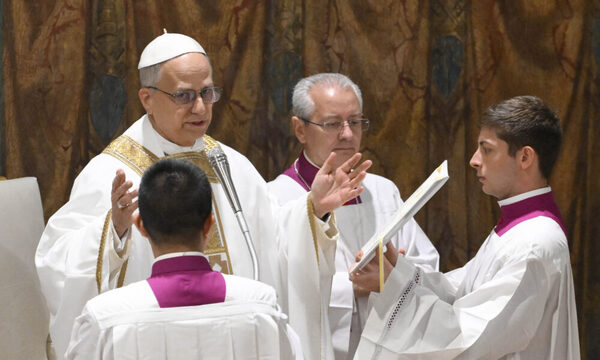 El papa León XIV ofició su primera misa y pidió a la Iglesia ser un “faro que ilumina las noches del mundo”