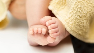 Rescatan a bebé de un año y medio que era explotado por su propia madre en la vía pública