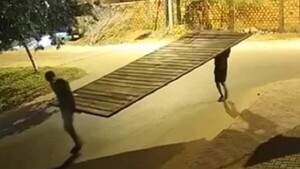 Video: Robaron el portón de una casa en Luque y quedaron detenidos