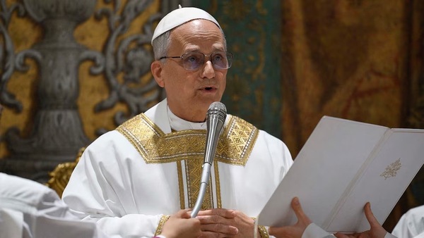 En su primera homilía, el papa León XIV cita palabras de Francisco y pide tomar a Jesús como modelo