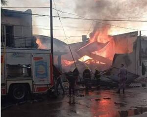 Bomberos paraguayos intervienen en voraz incendio en Clorinda  - Nacionales - ABC Color