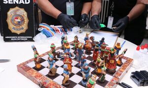 (Video) ¡Cayó la reina blanca! Pretendían enviar drogas en piezas de ajedrez