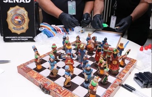 Detectan cocaína oculta en figuras de ajedrez rumbo a Alemania