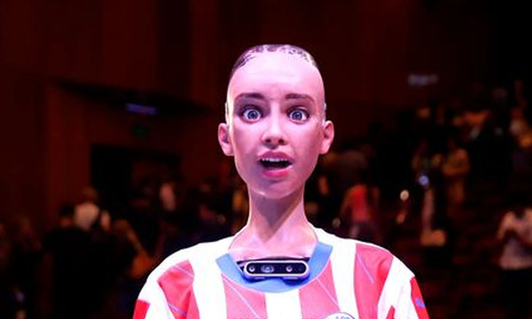 Ventajas y desafíos de aplicar IA en el Gobierno, según la robot Sophia - OviedoPress