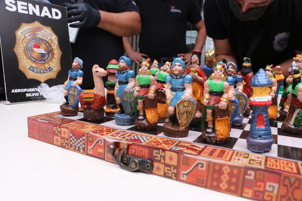 Senad frustra envío de cocaína oculto en juego de ajedrez con destino a Europa