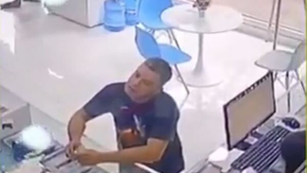 Ganó la confianza de una familia diciendo que era su sobrino y les robó de todo