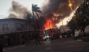 Bomberos paraguayos ayudan a sofocar incendio en Clorinda - Noticiero Paraguay