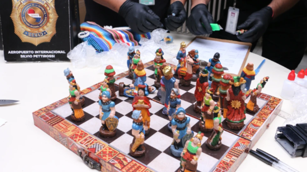 Senad incauta cocaína escondida en piezas artesanales de ajedrez