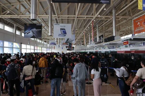 Venezuela recibe a 168 migrantes deportados por Trump - Mundo - ABC Color
