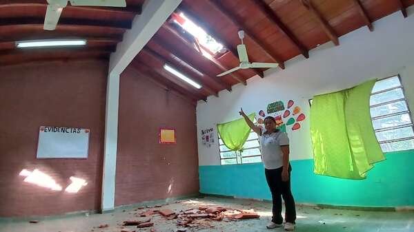 Cae parte del techo de una escuela y temen derrumbe total del pabellón - Nacionales - ABC Color