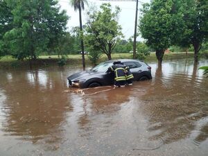 Temporal en Encarnación: vehículo de alta gama quedó estancado por el agua