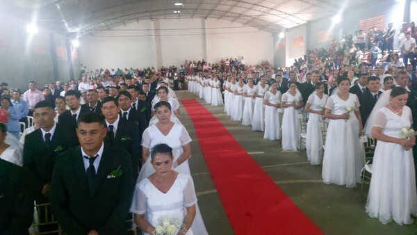 87 parejas unieron sus vidas en boda comunitaria en General Resquín