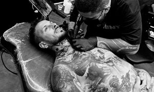 “Pipa” Benedetto se mandó hacer un tatuaje más aprovechando sus días libres