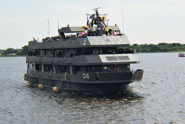 Buques de Brasil, en puerto de Asunción: invitan a visita gratuita por fiestas patrias - Nacionales - ABC Color