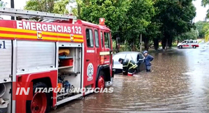 FUERTE TEMPORAL EN ENCARNACIÓN DEJA VEHÍCULO DE LUJO ATRAPADO EN CALLE INUNDADA