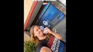 Una joven rusa sacó su cédula paraguaya y pureó en redes sociales