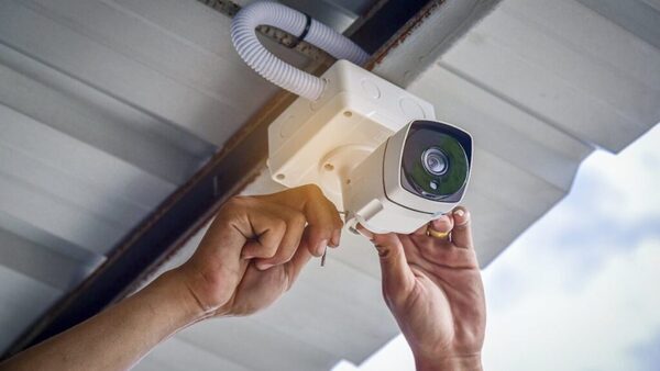 Cámaras, wifi y contraseñas débiles: los riesgos que corremos en casa sin darnos cuenta