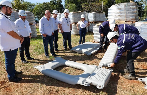 Itaipú recibió materiales para soporte de paneles solares que construye para garantizar energía en el futuro
