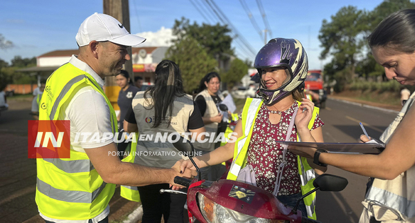 ENTREGAN MÁS DE 400 CHALECOS REFLECTIVOS, CALCOMANÍAS Y UN SISTEMA DE LUCES