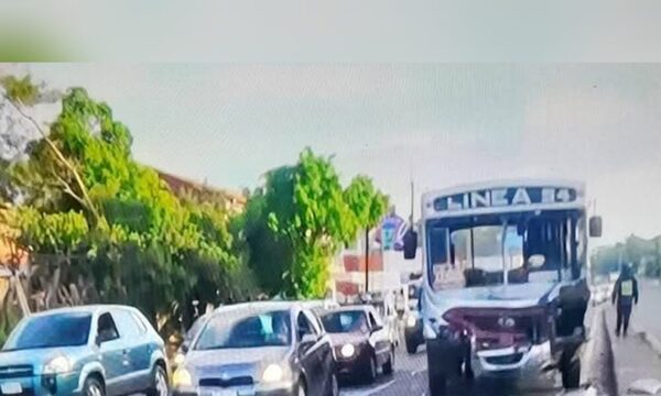 (VIDEO) A bus le falló el freno e impactó contra vehículos que aguardaban semáforo