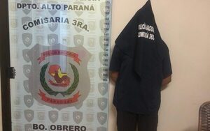 Detienen a sujeto con órdenes de capturas y recuperan moto robada
